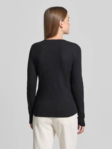 Vrouwenmodel draagt Langarmshirt mit abgerundetem Saum van MARC O'POLO, effen zwart, ronde hals, lange mouwen, afgeronde zoom, volledige lichaamsweergave achteraan.