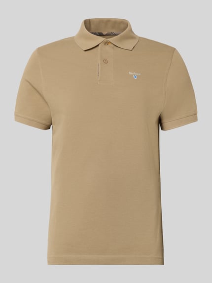Produktfoto, Regular Fit Poloshirt aus reiner Baumwolle von Barbour, Optik: Unifarben, Label-Stitching-Applikation, Polokragen, 2-Knopf-Verschluss, Kurzarm, Rumpfabschluss geschlitzt, Materialverarbeitung: Piqué, Material: reine Baumwolle.