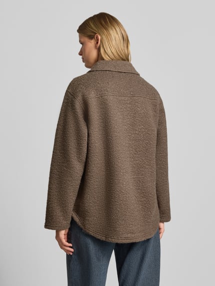 Frauenmodel trägt Relaxed Fit Fleecejacke mit aufgesetzten Taschen von PIECES, braun, strukturierte Oberfläche, Ganzkörperansicht Rückansicht.