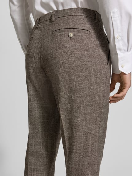 Männermodel trägt Slim Fit Anzughose mit Viskose-Anteil von MCNEAL, Material-Mix, Bundfalten, Haken-Reißverschluss, Detailaufnahme Rückansicht.