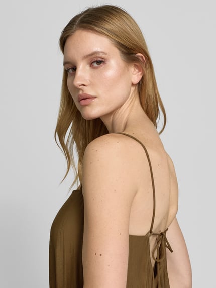Frauenmodel trägt Maxikleid mit Spaghettiträgern und Karree-Ausschnitt von Style Icon Collection, lockerer Schnitt, Nahaufnahme Oberkörper.