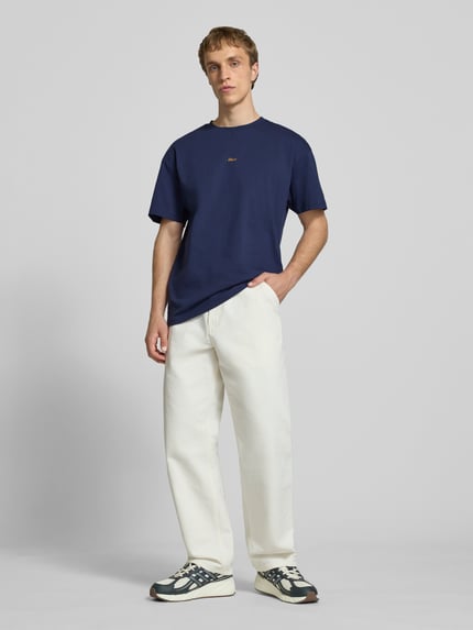 Männermodel trägt Regular Fit T-Shirt mit Logo-Stitching von BLKVIS in Dunkelblau, reine Baumwolle, Rundhalsausschnitt, Ganzkörperansicht von vorne.