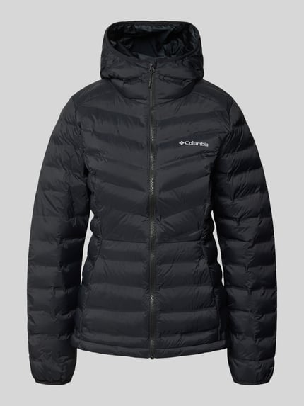 Produktfoto, schwarze Jacke in Stepp-Optik Modell 'Terwilliger' von Columbia mit Kapuze, taillierte Passform, Logo-Print, glatte Textur.