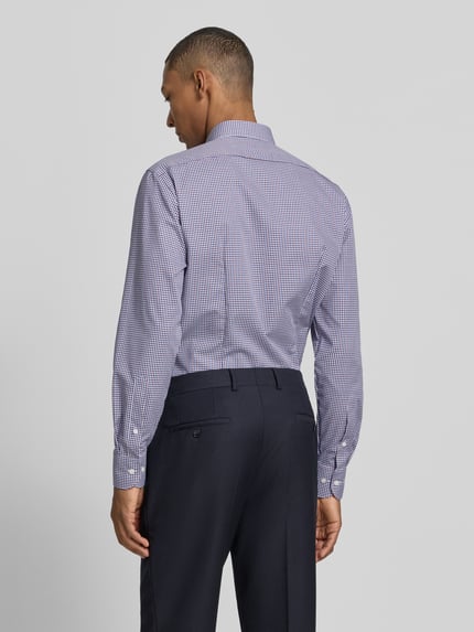 Männermodel trägt Regular Fit Businesshemd mit Button-Down-Kragen von OLYMP, Gitterkaro-Muster, Webware, Ganzkörperansicht Rückansicht.