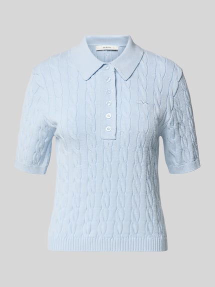 Produktfoto, Slim Fit Poloshirt aus Viskose-Mix Modell 'Thilla' von Gestuz, krój slim fit, jasnoniebieski, faktura dzianiny, kołnierzyk polo, rękaw do połowy, elastyczne wykończenia, długość tyłu w rozmiarze S: 51 cm, długość rękawa w rozmiarze S: 25 cm