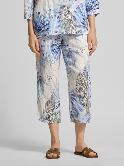 Vrouwenmodel draagt Wide Leg Caprihose im Allover-Look Modell 'PIA' van TONI, linnen, elastische tailleband, tunnelkoord, blauw-beige patroon, frontale halve lichaamsopname.