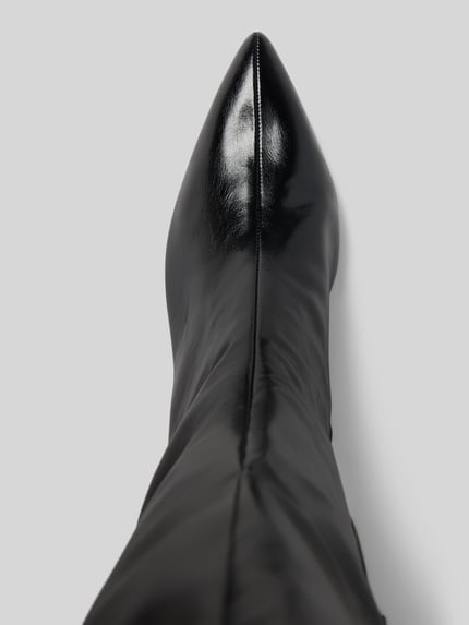 Produktfoto, Stiefel mit Pfennigabsatz von BIANCO in Schwarz, spitz zulaufende Form, glatte Oberfläche, Detailaufnahme, Damenmodell. Kontext: Seitlicher Reißverschluss, glatte Sohle, Absatzhöhe 8 cm, Schafthöhe 41 cm, Schaftweite 20 cm.