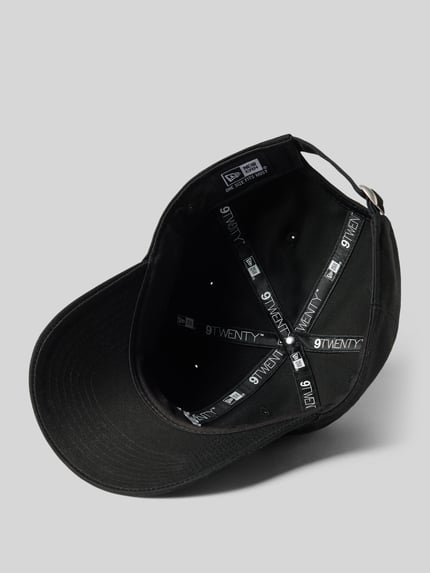 Produktfoto, Basecap mit Logo-Stitchings Modell '9TWENTY' von New Era aus Baumwolle, schwarzes Material mit eingestickten Luftlöchern und verstellbarem Riegel, gebogener und verstärkter Schirm, Innenansicht