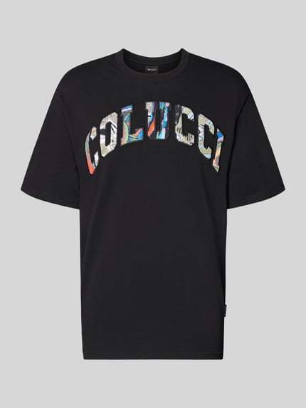 Produktfoto, T-Shirt mit 1/2-Arm von COLUCCI in Schwarz, bunte COLUCCI-Schrift, Reine Baumwolle, Gerader-Schnitt, Rundhalsausschnitt, Herren T-Shirt