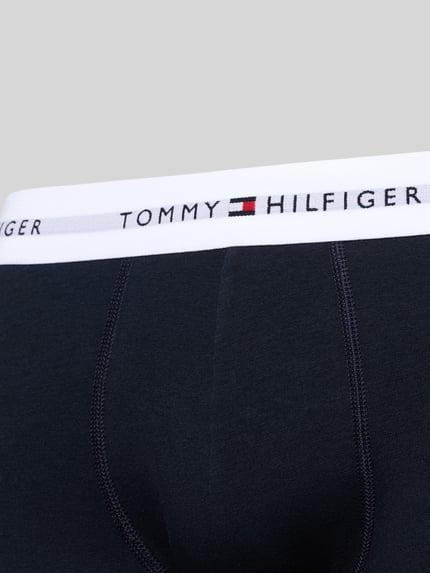 Männermodel trägt Trunks aus Baumwoll-Mix im 3er-Pack von Tommy Hilfiger, unifarben, Skinny Fit, elastischer Bund, Nahaufnahme Oberkörper.