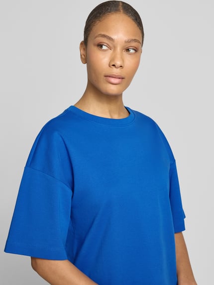 Vrouwenmodel draagt Oversized T-shirt uit puur katoen van s.Oliver RED LABEL, look: effen kleuren, oversized fit, logo-applicatie, ronde hals, korte mouw, jersey materiaalverwerking, Nahaufnahme bovenlichaam.
