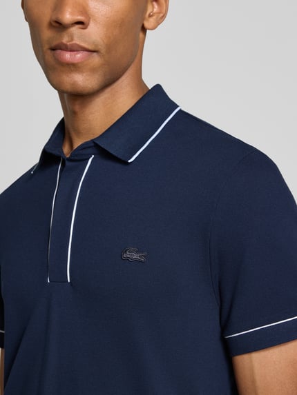 Mannenmodel draagt donkerblauw Regular Fit poloshirt uit katoenmix van Lacoste, Heren poloshirt, close-up bovenlichaam