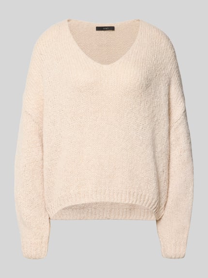 Produktfoto, Oversized Strickpullover mit Mohair-Anteil von Oui in Beige, Material-Mix, V-Ausschnitt, gerippte Abschlüsse, weiche Textur.