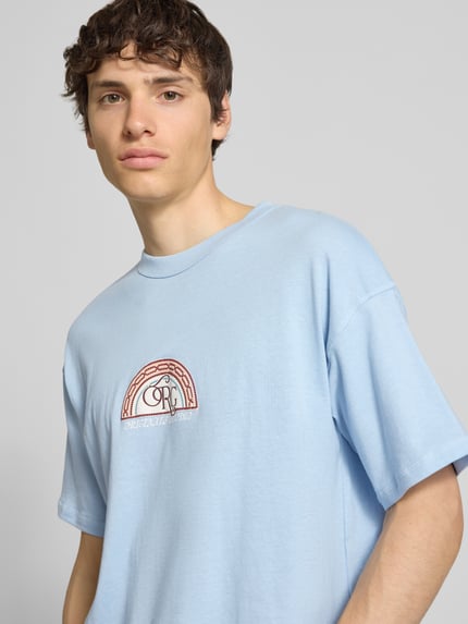 Männermodel trägt T-Shirt mit Label-Print und Rundhalsausschnitt von Jack & Jones, Reine Baumwolle, Regular-Fit, Nahaufnahme Oberkörper.