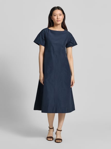 Kobiece model nosi Fließendes Freizeitkleid mit Baumwoll-Anteil Modell 'PIOPPO' od Weekend Max Mara, efekt błyszczący, krój luźny, dekolt w łódkę, pasek w talii, wszyty zamek błyskawiczny, krótki rękaw, popelina, mieszanka bawełny, kolor granatowy, gładka tekstura, pełny widok z przodu