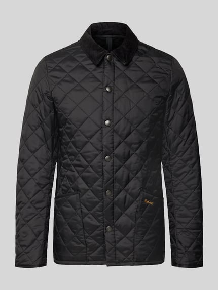 Produktfoto, Steppjacke mit Umlegekragen von Barbour in Unifarbenes-Design, Regular-Fit, mit Druckknopfleiste, Eingrifftaschen, Label-Stitching und Steppnähte, Rückenlänge bei Größe M 68 cm, Schulterbreite 40 cm, Brustweite 42 cm, Ärmellänge 70 cm, glatte Textur, schwarze Farbe.