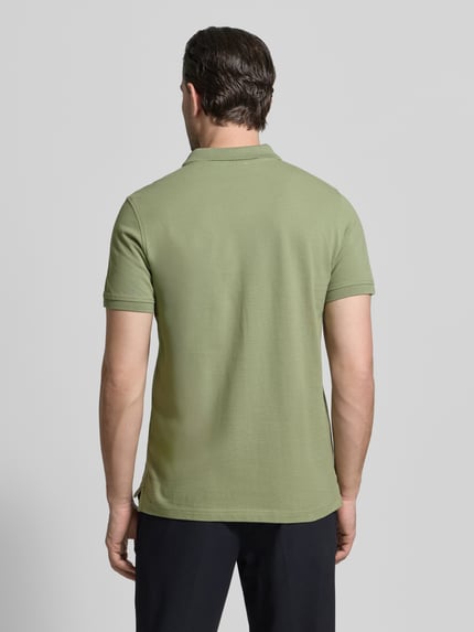 Męski model ma na sobie Slim Fit Poloshirt mit Logo-Stitching von MCNEAL z czystej bawełny, kolor oliwkowy, krój slim fit, polokołnierzyk, długość tyłu w rozmiarze M: 70 cm, całkowity widok z tyłu.