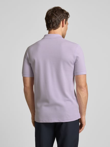 Männermodel trägt Regular Fit Poloshirt aus reiner Baumwolle Modell 'PALLAS' von BOSS, Optik: Unifarben, Ganzkörperansicht Rückansicht.