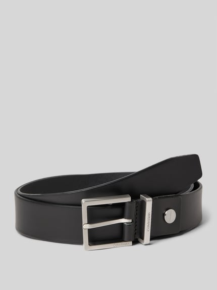 Produktfoto, Gürtel aus echtem Rindsleder mit Logo-Prägung Modell 'Casual' von CK Calvin Klein, schwarze Farbe, gerade Abschluss, Pinschließe, 4 cm Breite, schlichte glatte Textur.