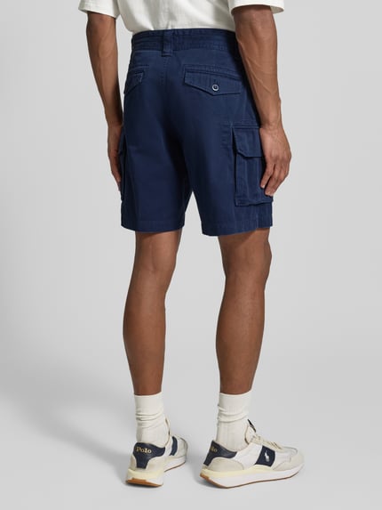 Männermodel trägt Relaxed Fit Cargoshorts aus reiner Baumwolle von Polo Ralph Lauren, look: effen, webstructuur, ganzkörperansicht rückansicht