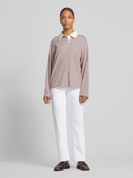 Vrouwenmodel draagt Relaxed Fit Jeans aus Baumwoll-Mix Modell 'GAIA RELAXED' van Cambio, wit, denimstructuur, 5-pocket-stijl, knoopsluiting, label patch, omslag bij de pijpen, unikleurtje, relaxte fit, vooraanzicht volledige lichaamsopname.