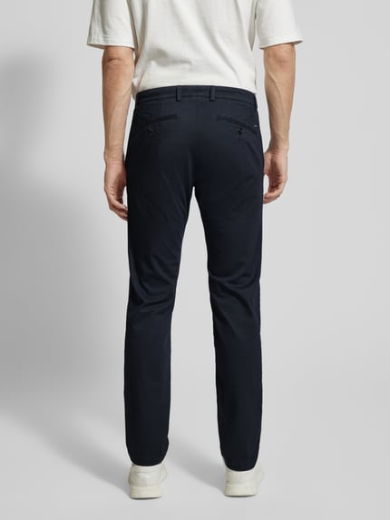 Męski model nosi Fein strukturierte Chino mit Gesäßtaschen od bugatti, bawełniany mix z domieszką stretch, krój regular fit, widok całej sylwetki z tyłu.