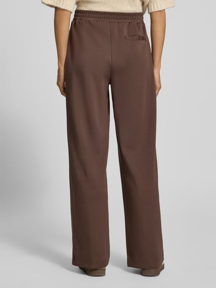 Frauenmodel trägt Pyjama-Hose mit Bundfalten Jersey von Marc O'Polo in Braun, unifarben, Jersey mit Struktur, Bundfalte, Ganzkörperansicht Rückansicht.
