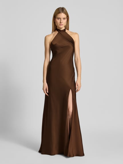 Vrouwenmodel draagt 'Abendkleid mit Neckholder zum Binden' van Mascara in bruin satijn, nauwsluitend, rugdecolleté, maxilengte, naadritssluiting, ruglengte maat 36: 160 cm, borstwijdte maat 36: 42 cm, geheellichaamsaanzicht van voren.