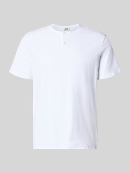 Produktfoto, T-Shirt mit kurzer Knopfleiste Modell 'ENIL' von Drykorn z bawełny, krój regular fit, biały, okrągły dekolt, długość tyłu 60 cm w rozmiarze M