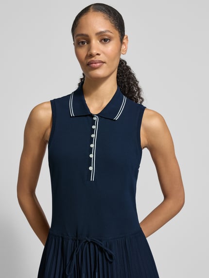Vrouwenmodel draagt Tailliertes Freizeitkleid aus Baumwoll-Mix van Tommy Hilfiger, effen, getailleerd, polokraag, knoopsluiting, plissés, midilengte, brede bandjes, katoenmix, knitwear, bovenlichaam close-up voorkant.