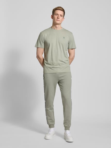 GUESS Activewear T-Shirt mit Label-Detail Modell 'HEDLEY' Oliv 1