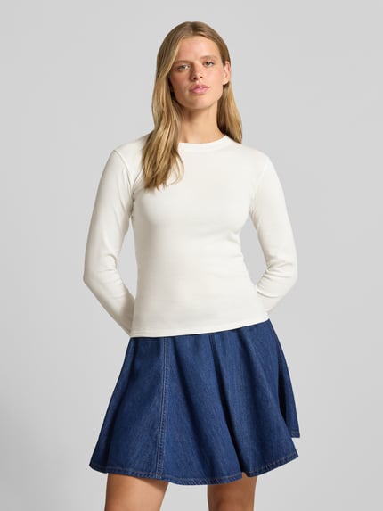 Frauenmodel trägt Longsleeve mit Rundhalsausschnitt Modell 'EVERYDAY' von TOPSHOP, weiße Baumwolle, eng anliegend, Ganzkörperansicht von vorne.
