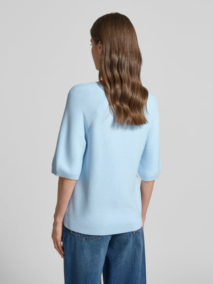 Frauenmodel trägt Regular Fit Strickpullover aus Baumwoll-Mix von s.Oliver RED LABEL, Optik: Unifarben, Rückansicht Ganzkörperansicht.