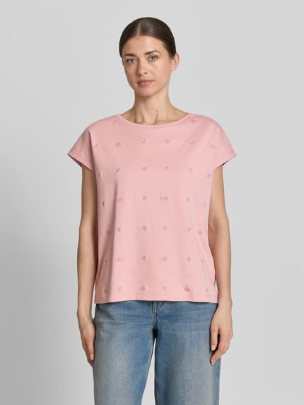 Vrouwenmodel draagt T-Shirt mit Rundhalsausschnitt und Stitchings van Christian Berg Woman, roze katoen, regular fit, kapmouw, voorkant, bovenlichaam close-up.