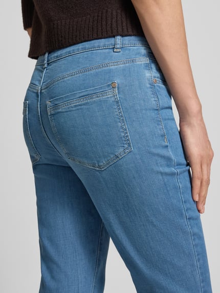 Frauenmodel trägt Cropped Slim Fit Jeans mit Eingrifftaschen von Christian Berg Woman, hellblauer Farbton, Baumwoll-Mix mit Stretch-Anteil, Detailaufnahme Rückansicht.