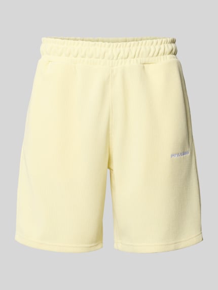 Produktfoto, Relaxed Fit Shorts met structuurpatroon model 'Lagos' van Pegador, elastische materiaalmix in lichtgeel, elastische band, bandwijdte maat M 38 cm, binnenbeenlengte maat M 21 cm