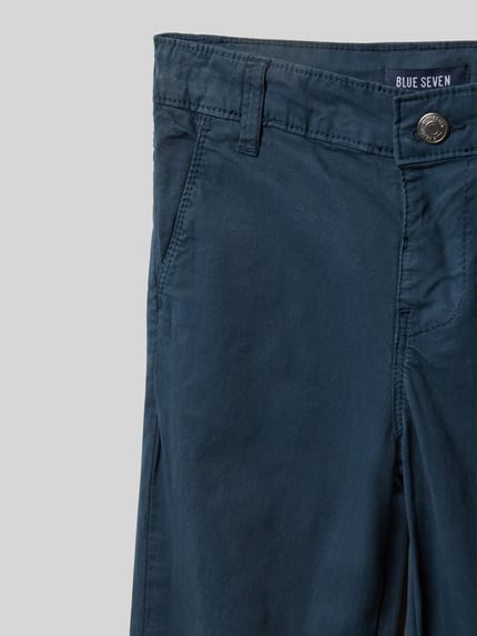 Produktfoto, Hose mit Gesäßtasche von Blue Seven aus Baumwoll-Elasthan-Mix in Blau, Regular-Fit, Knopf-Reißverschluss, Eingrifftaschen, Bundweite 28 cm, Innenbeinlänge 50 cm, Größe 116, glatte Textur