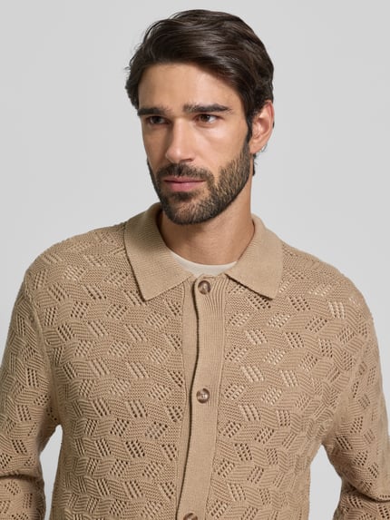 Mannelijk model draagt cardigan van puur katoen, regular fit, platte kraag, knoopsluiting, Model 'Eloi' van Les Deux, Nahaufnahme bovenlichaam.