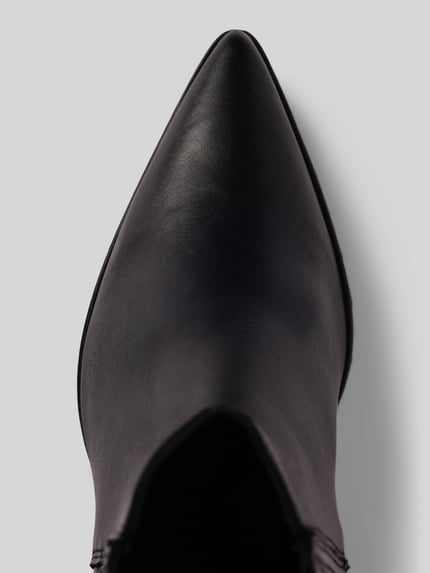 Produktfoto, glattes schwarzes Leder, spitz zulaufende Form, Detailaufnahme der Stiefeletten aus Leder mit Blockabsatz Modell 'CPH298' von Copenhagen, elastische Einsätze und Blockabsatz erkennbar, Damen Stiefeletten