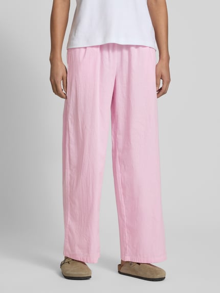 Frauenmodel trägt Loose Fit Weite Hose aus reiner Baumwolle Modell 'AUGUSTA' von Only, Optik:Allover-Muster, gestreift, Ganzkörperansicht von vorne.