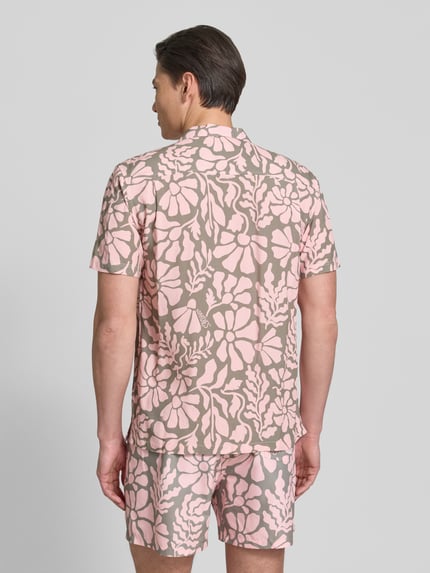Männermodel trägt Freizeithemd im Allover-Look Modell 'Melo' von BOARDIES in Rosa und Beige, Reverskragen, Rückansicht, Ganzkörperansicht.