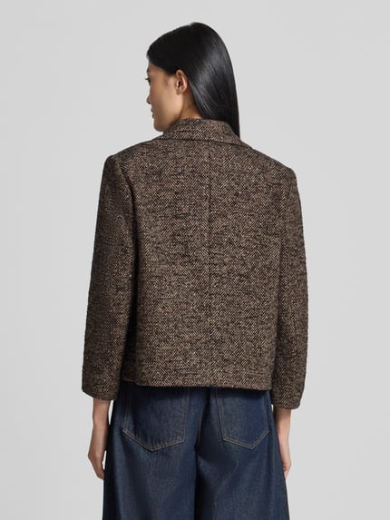 Frauenmodel trägt Regular Fit Blazer aus mieszanka wełny i alpaki z podwójną listwą guzikową, wykładanym kołnierzem i kieszeniami z patką od Luisa Cerano; kolor brązowy, tekstura melanżowa, szerokość w rozmiarze 36: 51 cm, długość tyłu: 55 cm, długość rękawa: 51 cm, Ganzkörperansicht Rückansicht