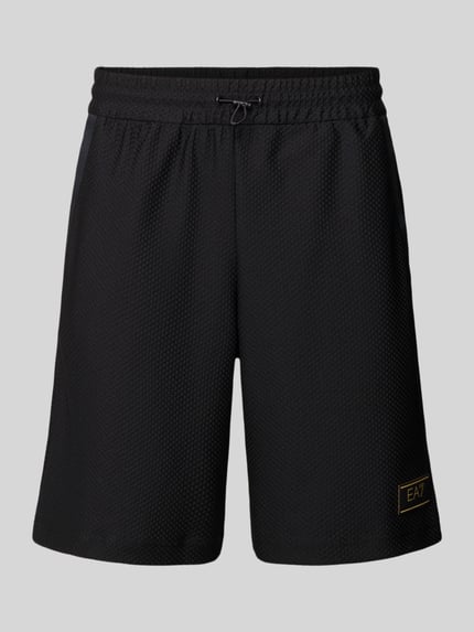 Produktfoto, schwarze Regular Fit Shorts mit Strukturmuster von EA7 Emporio Armani, elastischer Bund mit Tunnelzug, sichtbare Logo-Details