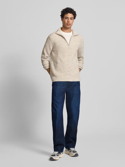 Männermodel trägt Jeans mit 5-Pocket-Design Modell 'Dakota' von G-Star Raw in Dunkelblau, gerader Schnitt, Baumwolle, Ganzkörperansicht von vorne.