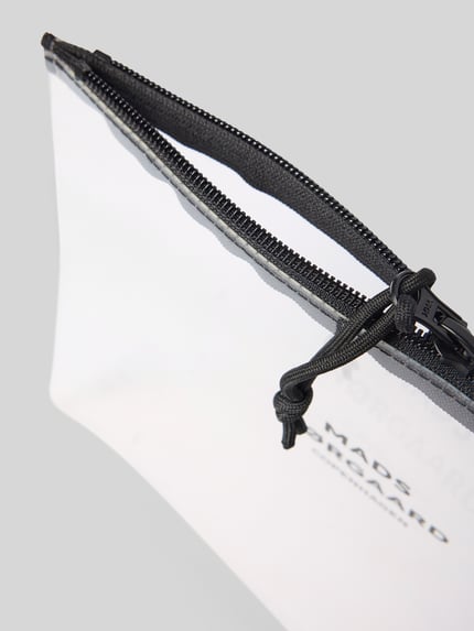 Produktfoto, przezroczysta portmonetka Purse in transparenter Optik Modell 'Craze Hope' od MADS NØRGAARD z czarnym zamkiem, logo nadrukowane na gładkiej powierzchni
