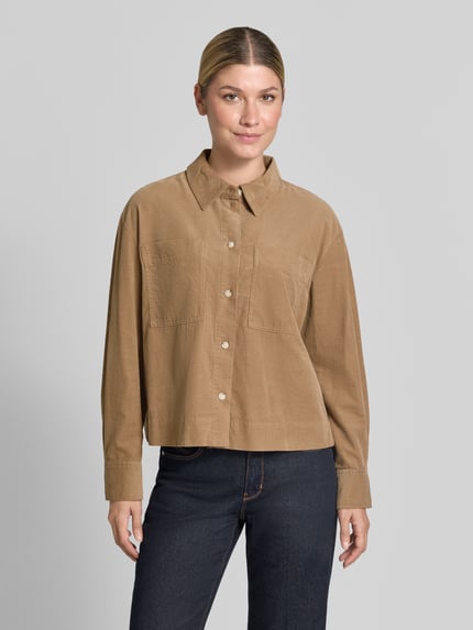 Frauenmodel trägt Regular Fit Langarmbluse aus reiner Baumwolle Modell 'Fronna' von OPUS, beige, strukturierte Oberfläche, Ganzkörperansicht von vorne, Damen Langarmbluse von OPUS.