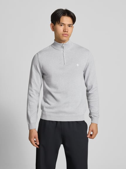 Mannenmodel draagt Troyer met Logo-Stitching en korte ritssluiting van REVIEW in lichtgrijs katoenmix, modern fit, ribboorden, gestikt logo, schipperskraag. Ganzkörperansicht van voren.