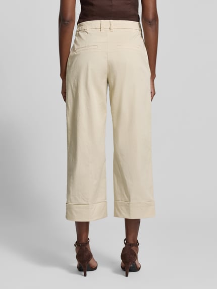 Vrouwenmodel draagt Wide Leg Culotte aus Baumwoll-Mix van s.Oliver RED LABEL, look: effen, katoenmix, persplooien, 7/8-lengte, steekzakken, high waist, riemlussen, knoop- en ritssluiting, omslag aan de pijpen, achterkant, geheel van achteren.