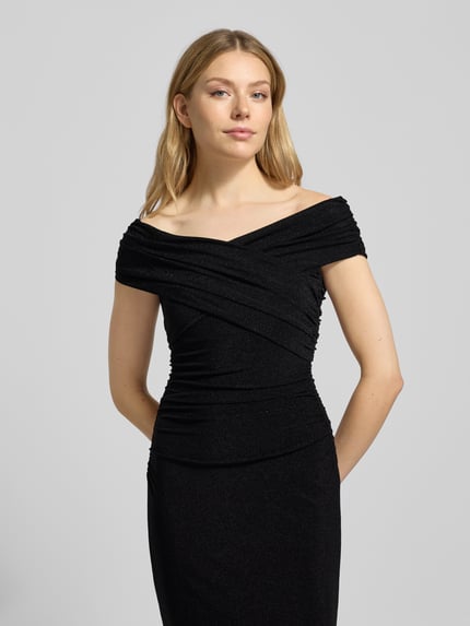 Vrouwenmodel draagt avondkleid in wikkel-look model 'Sandy' van Forever New, zwarte stof met stretch, off-shoulder, Nahaufnahme Oberkörper.