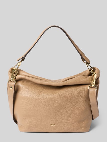 Produktfoto, beigefarbene Handtasche aus Leder mit Label-Detail Modell 'EBONY BIG' von Abro, goldfarbene Beschläge, grobe Lederstruktur